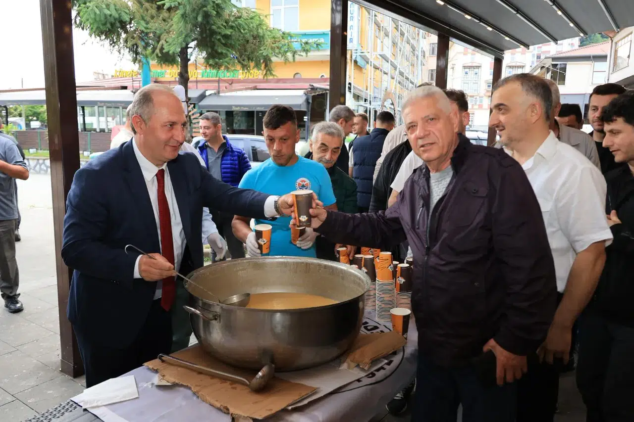 Arhavi'de Kurban Bayramı coşkusu, toplumsal dayanışma ile kutlandı ve çorba ikramlarıyla pekiştirildi.