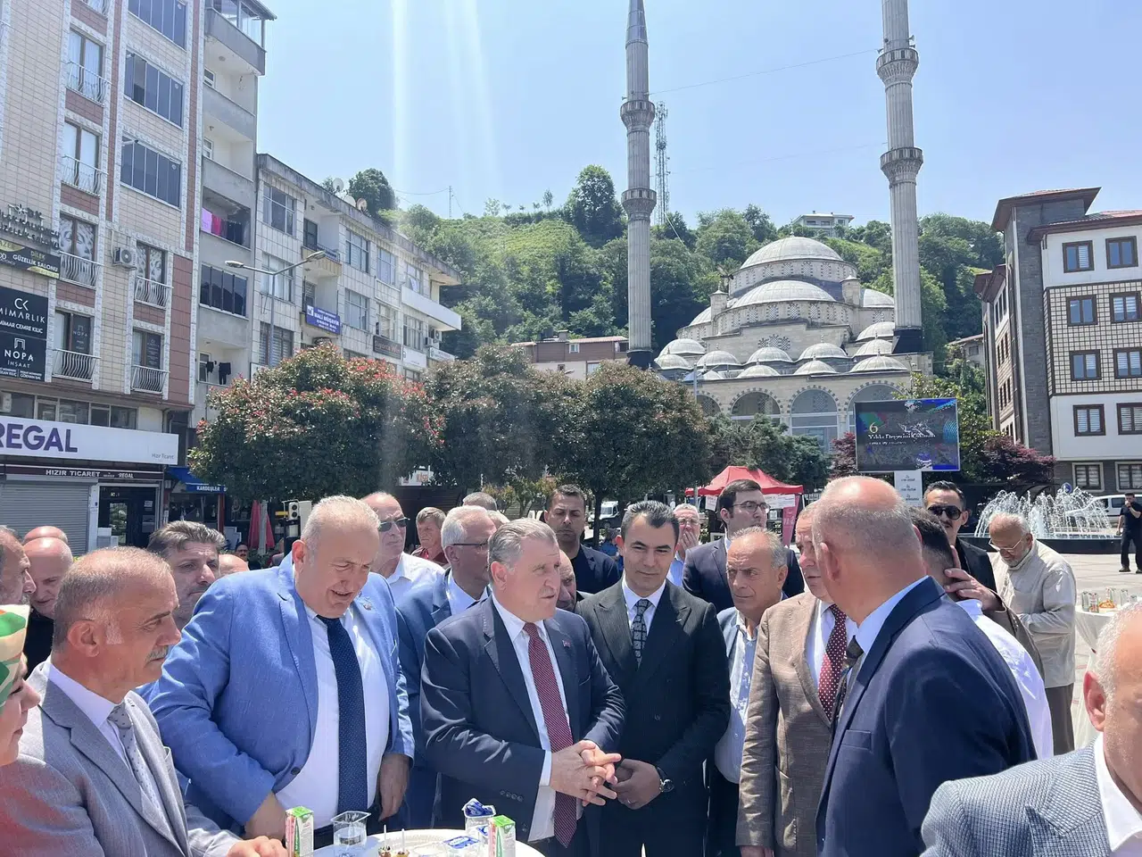 Pazar Meydanı'nda Bayram Coşkusu: Toplum Dayanışması İçin Bir Araya Geldiler