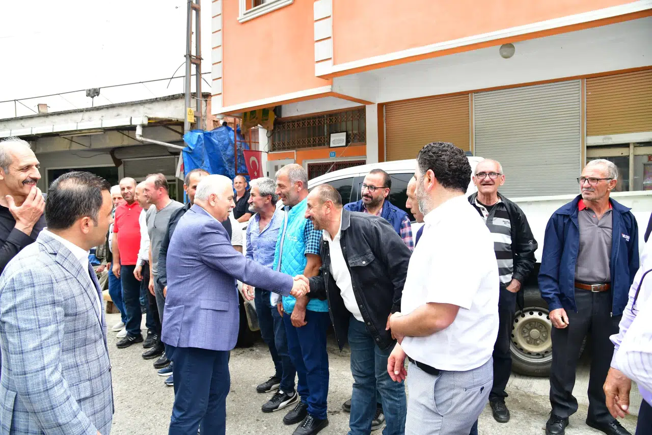 Trabzon Valisi Yıldırım Uçarsu Mahallesi'nde taziye ziyaretinde bulunarak vatandaşların sorunlarını dinledi