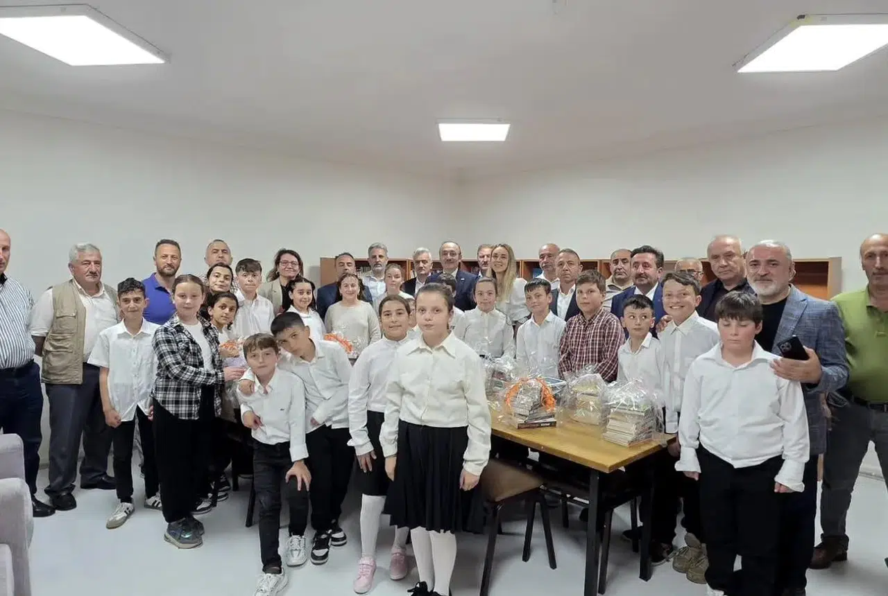 AK Parti Trabzon'dan Gökçeler Ortaokulu'na Yüzlerce Kitap Desteği!