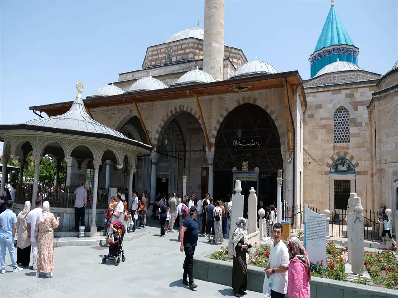 Kurban Bayramı'nda Mevlana Müzesi'ne ziyaretçi akını, huzur ve manevi atmosfer ziyaretçileri cezbetti