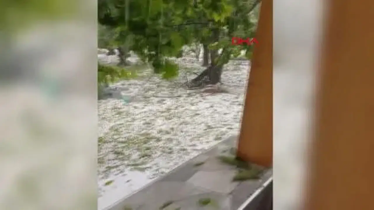 Amasya'da dolu ve sağanak yağış yolda su birikintileri oluşturdu, halk zor anlar yaşadı