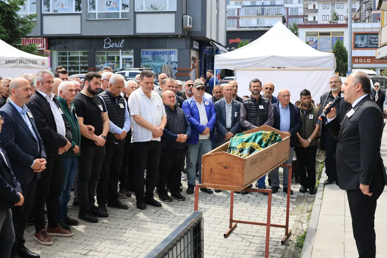 Arhavi, sevilen eski ilçe başkanı Hakkı Aytolan'ı son yolculuğuna uğurladı
