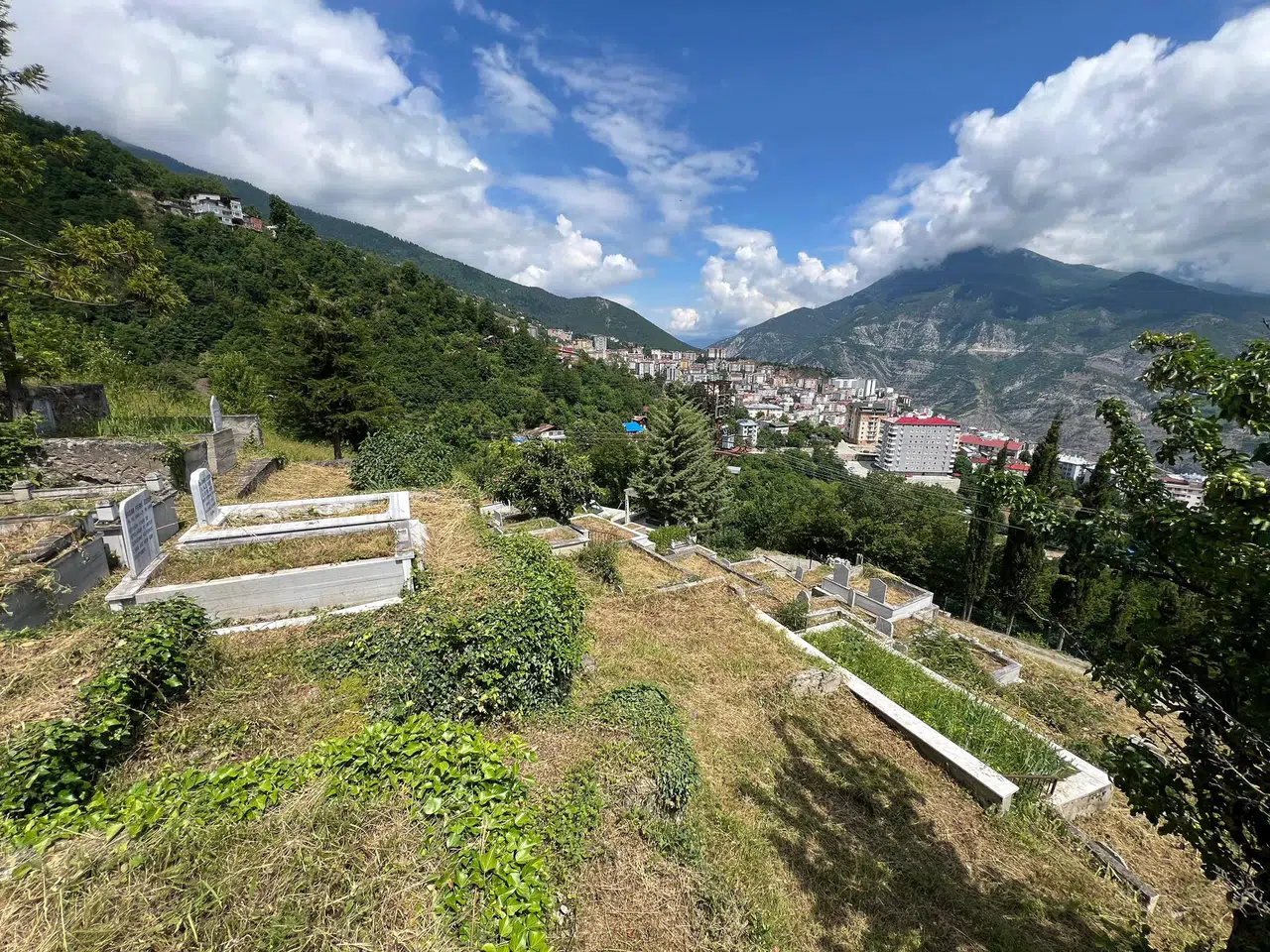 Artvin Belediyesi mezarlıkların bakımını tamamladı