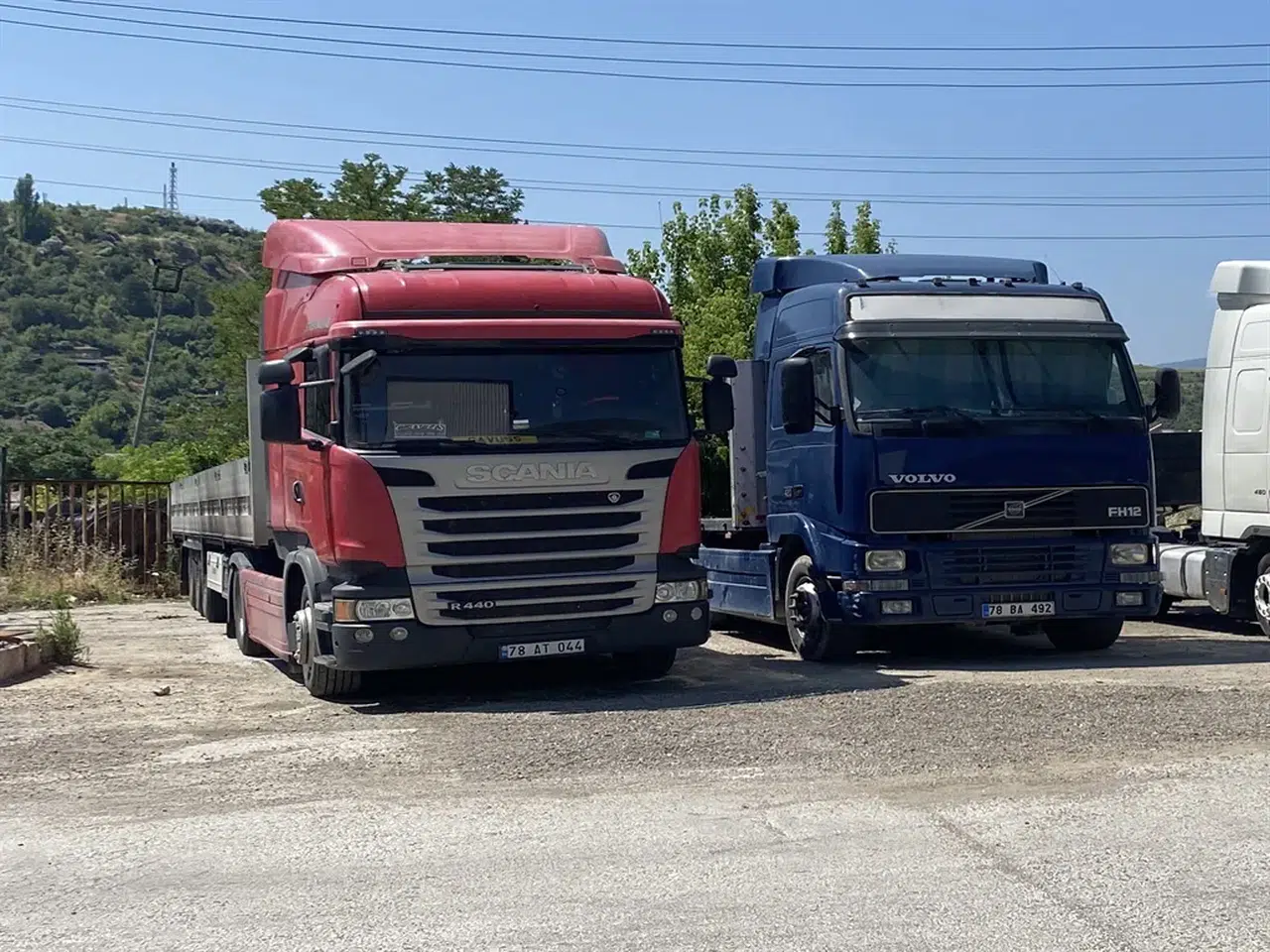 Karabük'te TIR yangını iki aracın dorsesine sıçradı, itfaiye müdahale etti