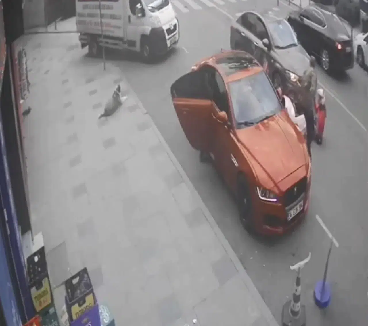 Silivri'de açılan kapıya çarpan motosikletli kaza anı güvenlik kamerasında görüntülendi