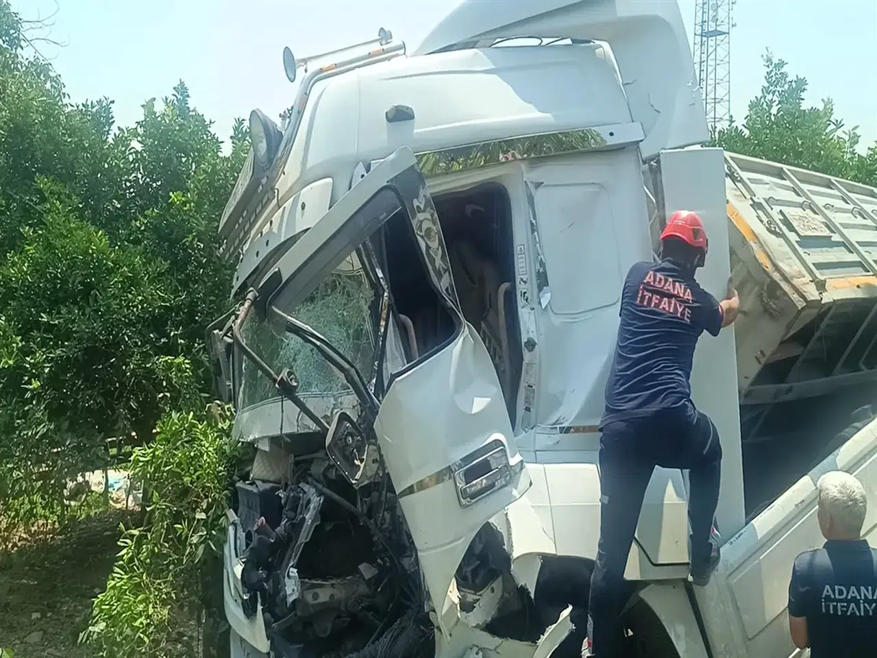 Adana'da zincirleme kaza: TIR devrildi, 1 yaralı
