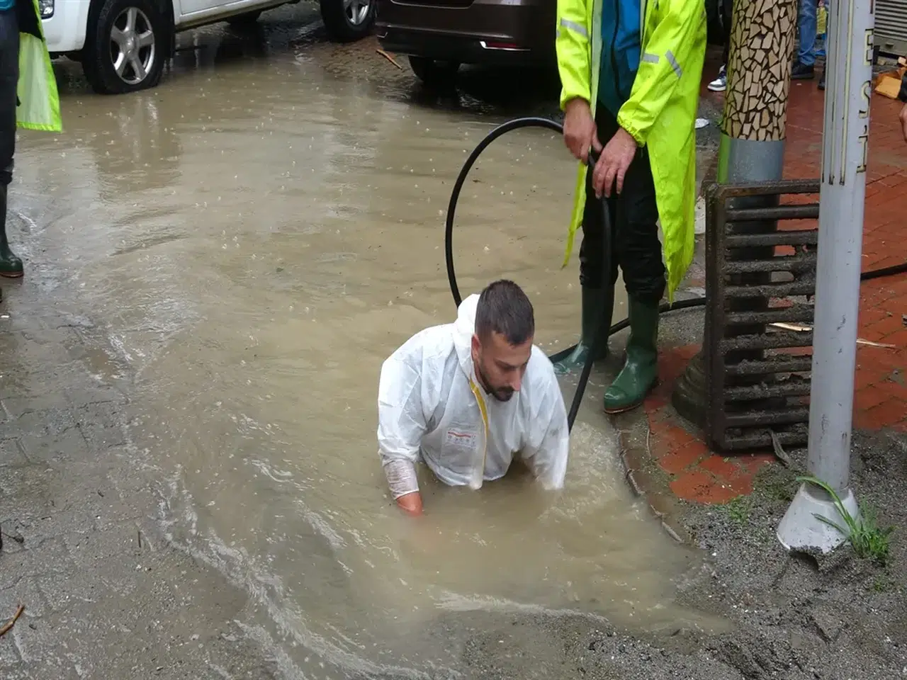 Sürmene'de etkili sağanak yağış, cadde ve sokakları su altında bıraktı, ekipler hızla müdahale etti.