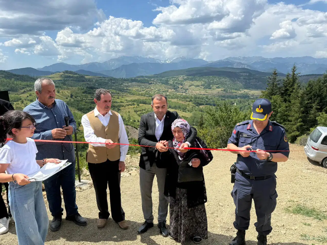 Şavşat Kaymakamı, depremde kaybedilen ailenin anısına hayrat açtı
