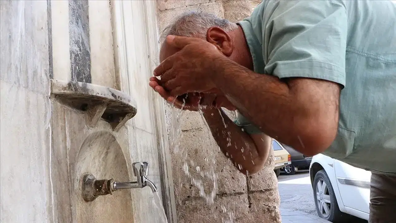 Sağlık Bakanlığı'ndan Sıcak Hava İle İlgili Önemli Uyarı: Hassas Gruplara Özel Önlemler Önerildi!
