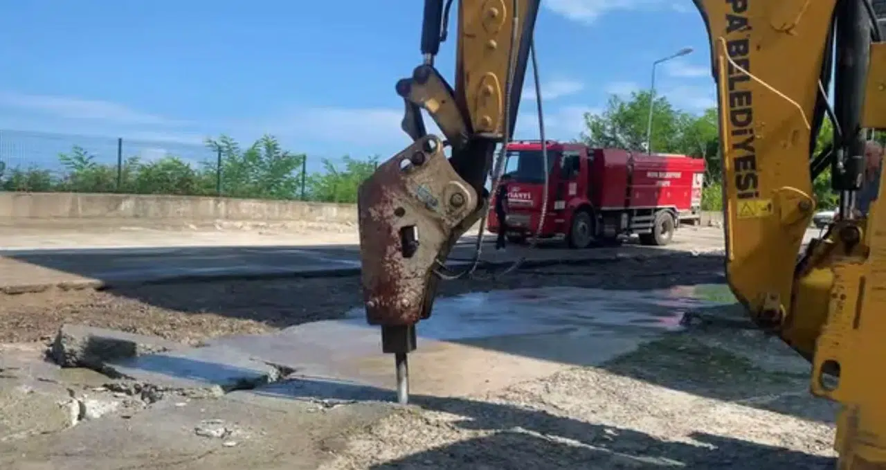 Hopa'da Yol Bakım Çalışmaları: Güvenli Ulaşım İçin İyileştirme Süreci Başladı