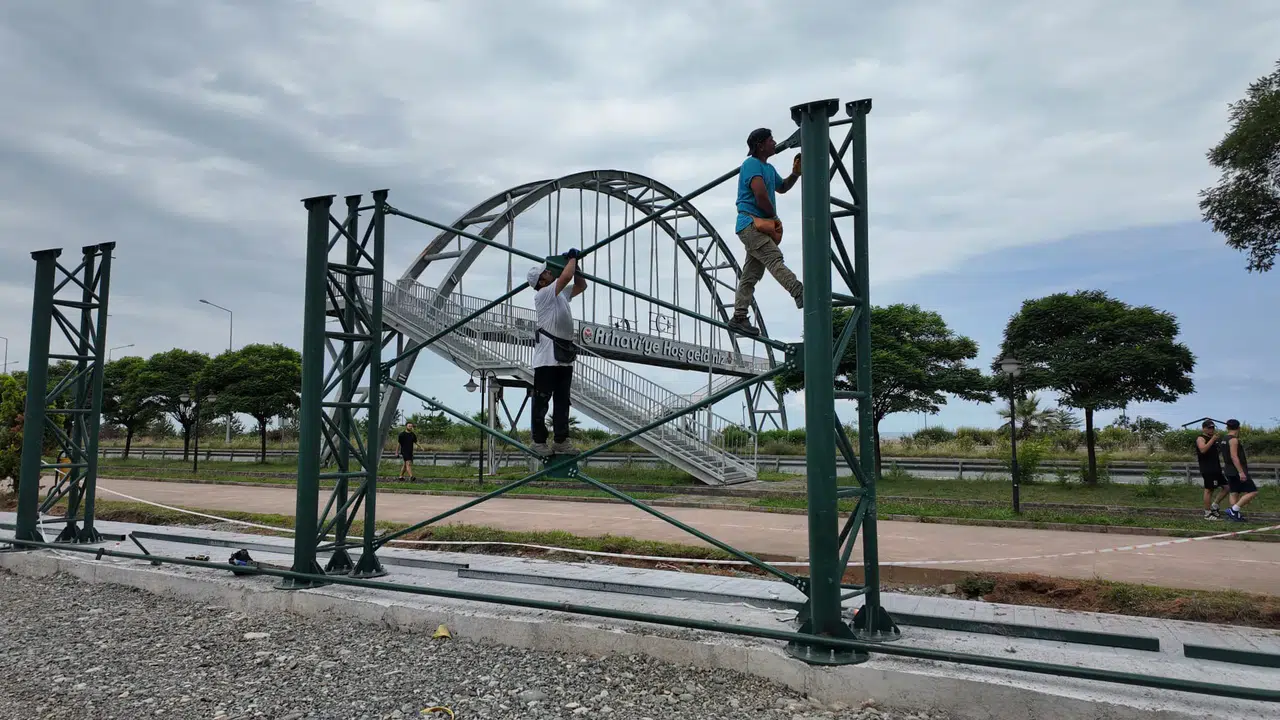 Arhavi Belediyesi festival hazırlıklarını hızlandırdı, sportif etkinlik alanlarını düzenliyor