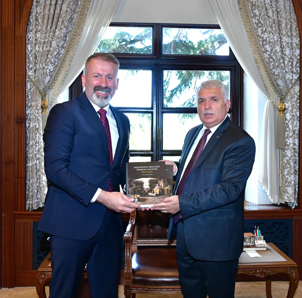 Trabzon mutfağı için önemli adım Gelenekten Geleceğe kitabı valiye takdim edildi