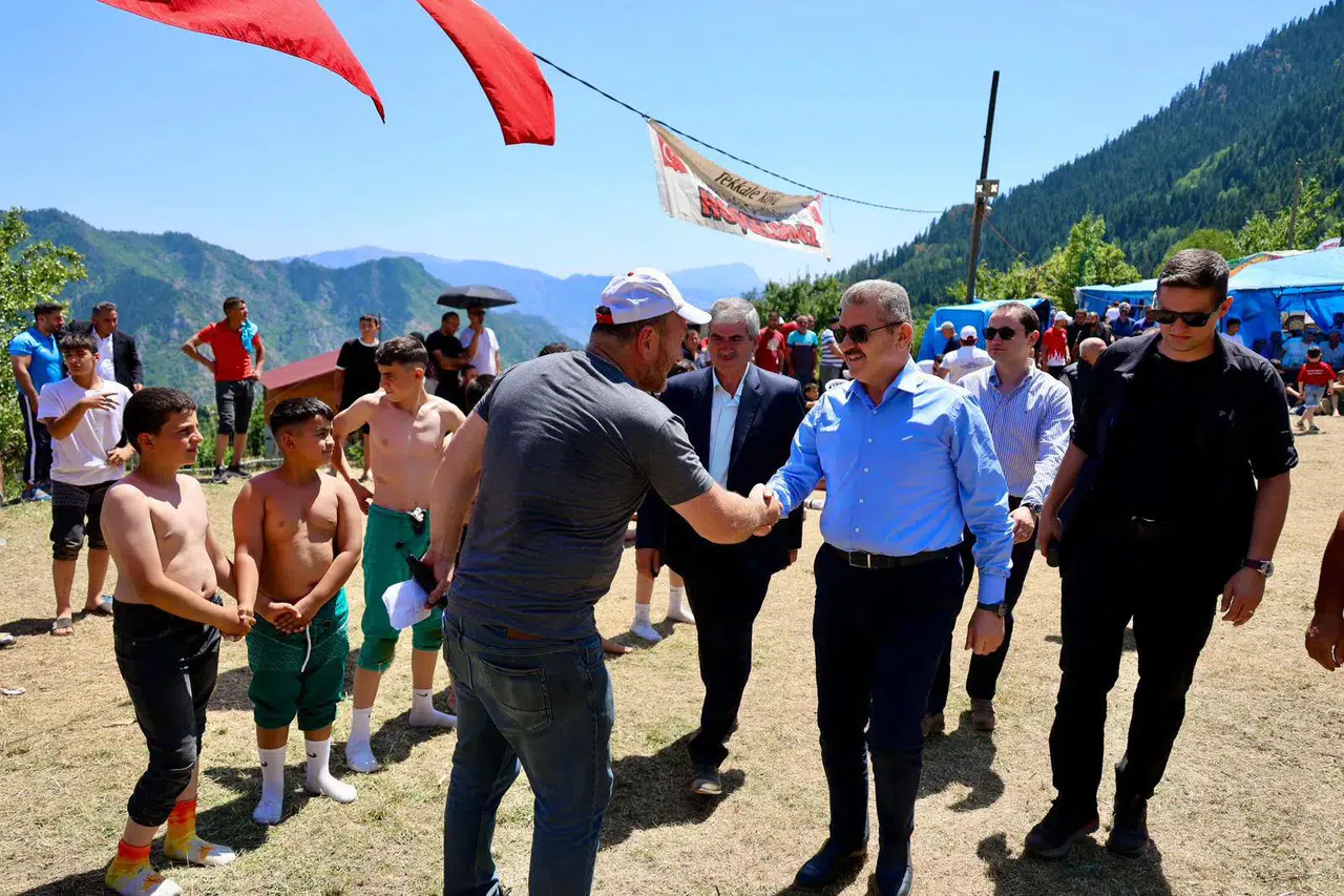 Yusufeli'nde Geleneksel Kusara Yayla Şenlikleri ve Güreşleri Canlandı