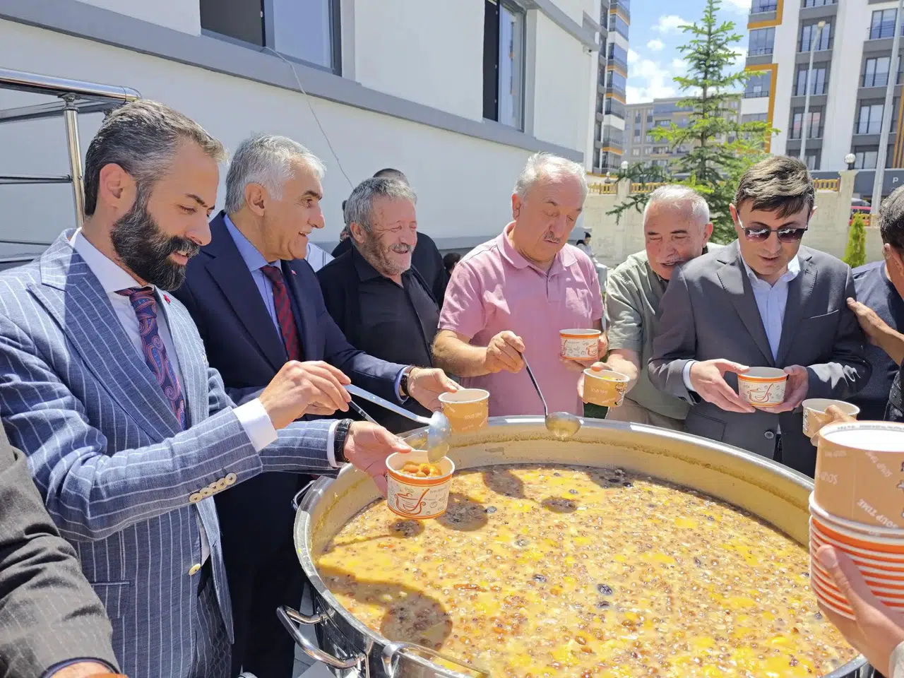 Erzurum'da Aşure İkramıyla Manevi Dayanışma Kutlandı