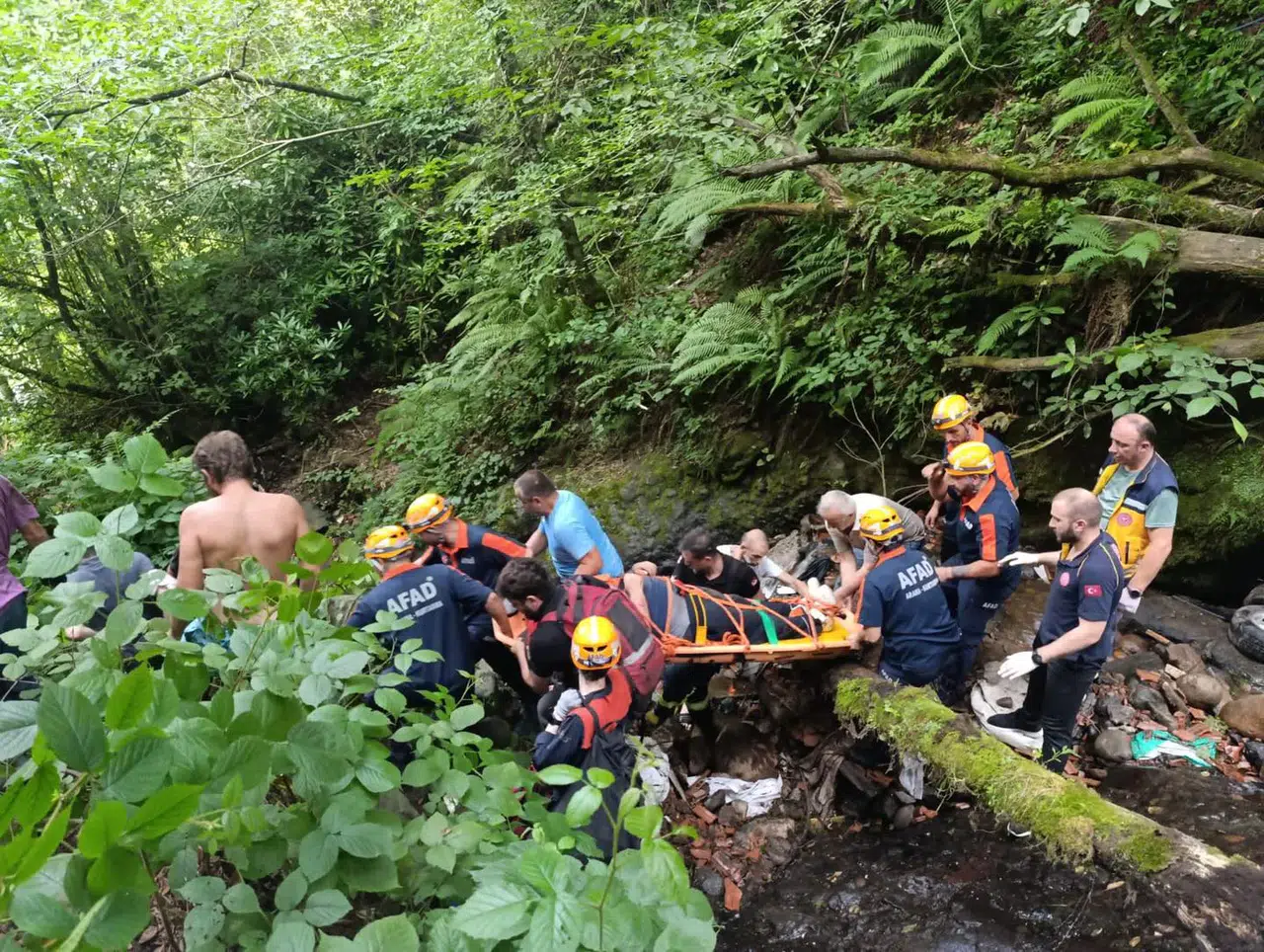 Çayeli İtfaiye Ekipleri Kazaya Hızla Müdahale Ederek Yaralıyı Kurtardı