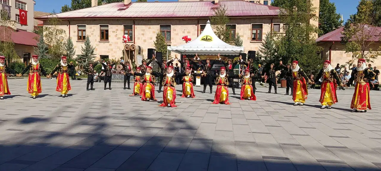 Arhavi Belediyesi Halk Oyunları Ekibi Bayburt’ta Kültür Rüzgarı Estirdi