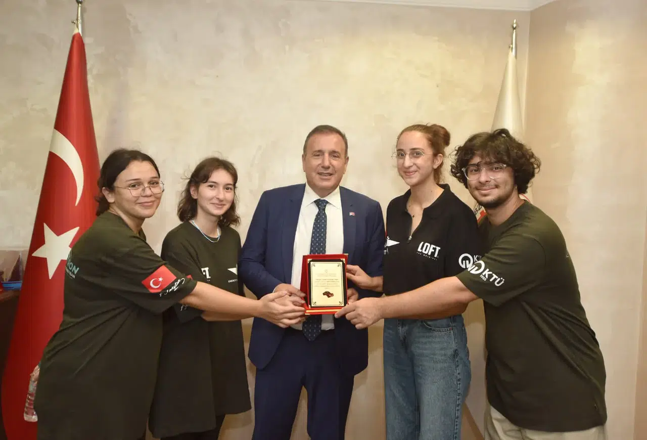 KTÜ Enerji Teknolojileri Topluluğu, TTSO’ya Teşekkür Plaketi Takdim Etti