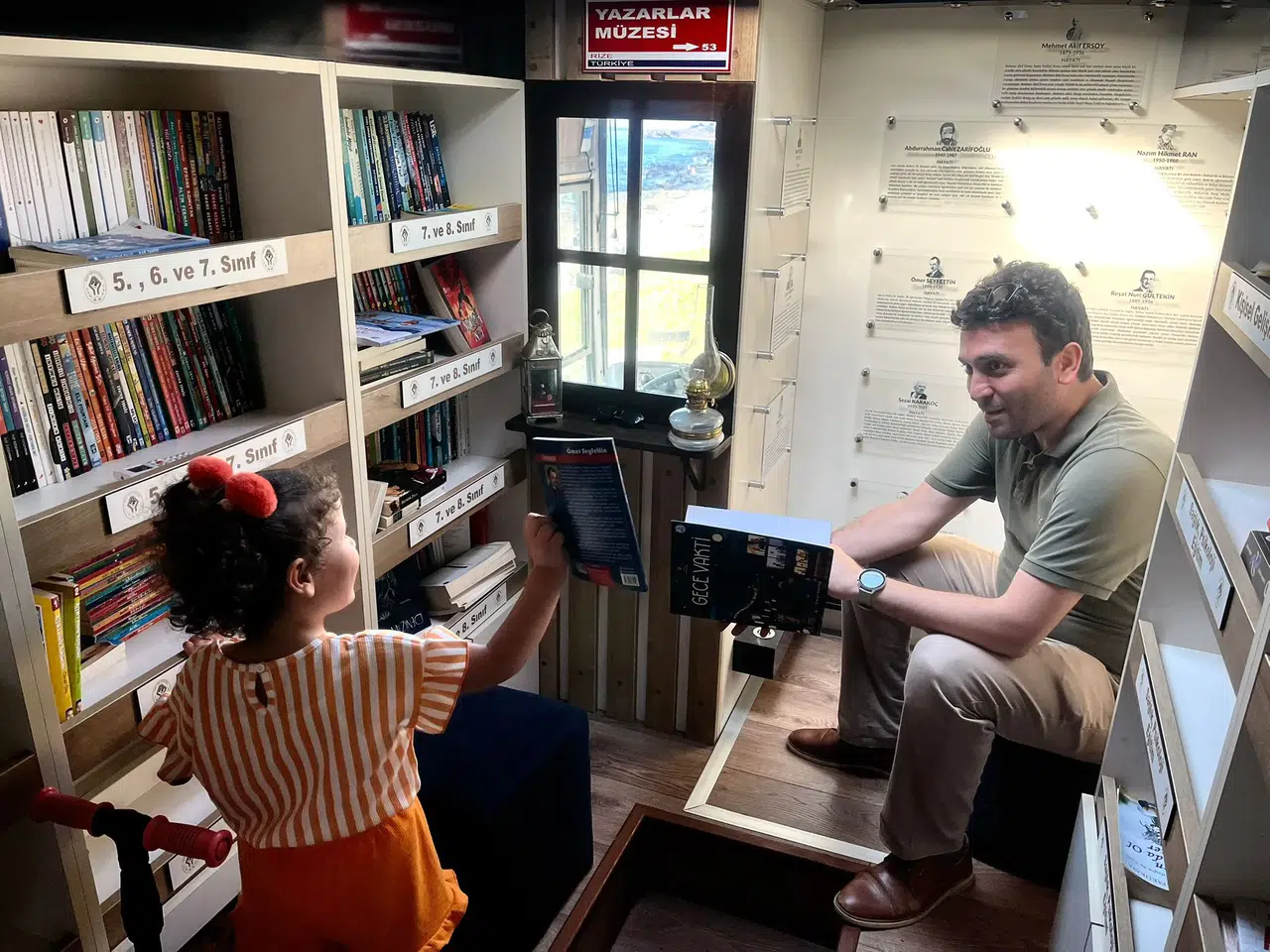 Rize'de Sahil Yürüyüşünde Mobil Kütüphane ile Kitap Keyfi Yaşandı