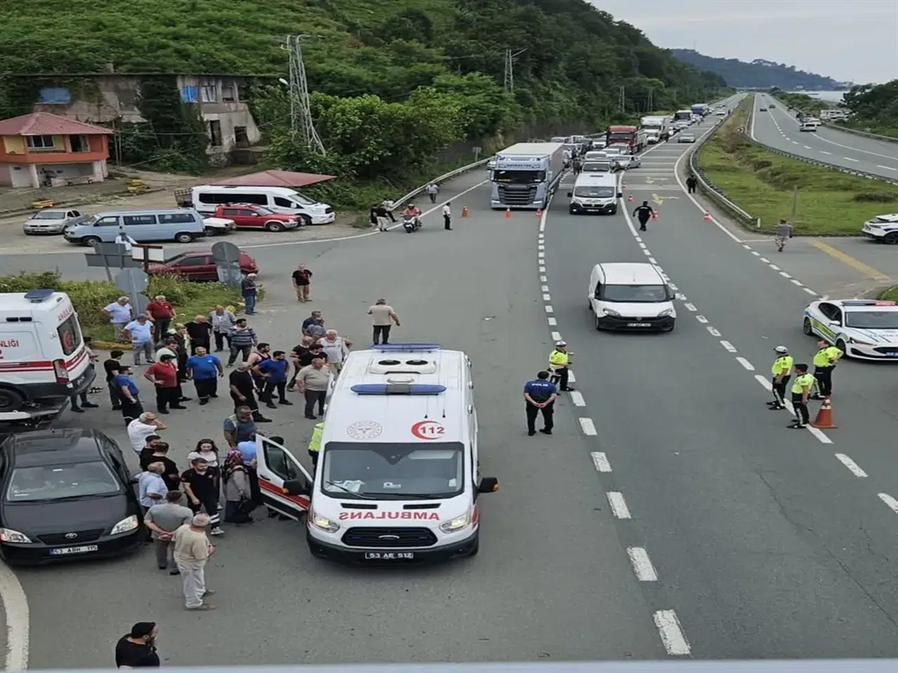 Rize’de iki otomobil çarpıştı: 1 ölü, 8 yaralı