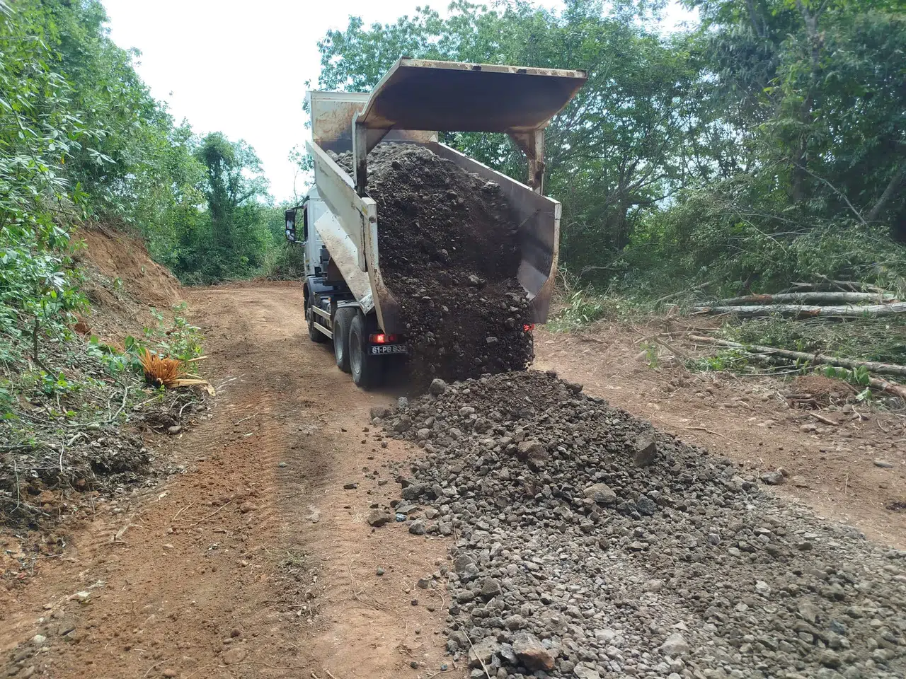 Beşikdüzü'nde Anbarlı Mahallesi'nde yol bakım çalışmalarıyla yaşam kalitesi artıyor