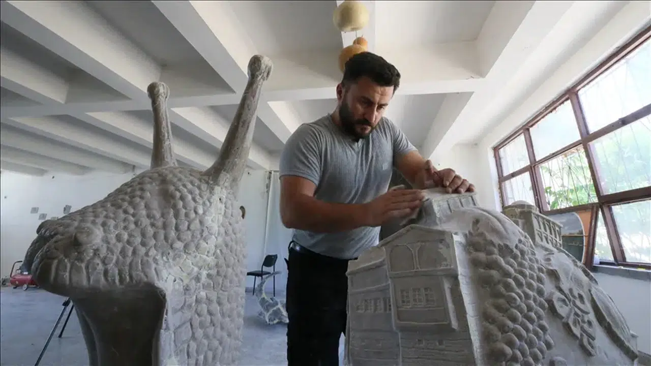 "Atalarından Aldığı Taş Ustalığını Heykeltıraşlığa Taşıyan Sanatçı"