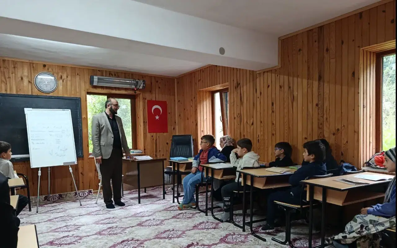 Yaz Kur'an Kursu'nda miniklere manevi değerler işleniyor, toplumsal dayanışma pekişiyor