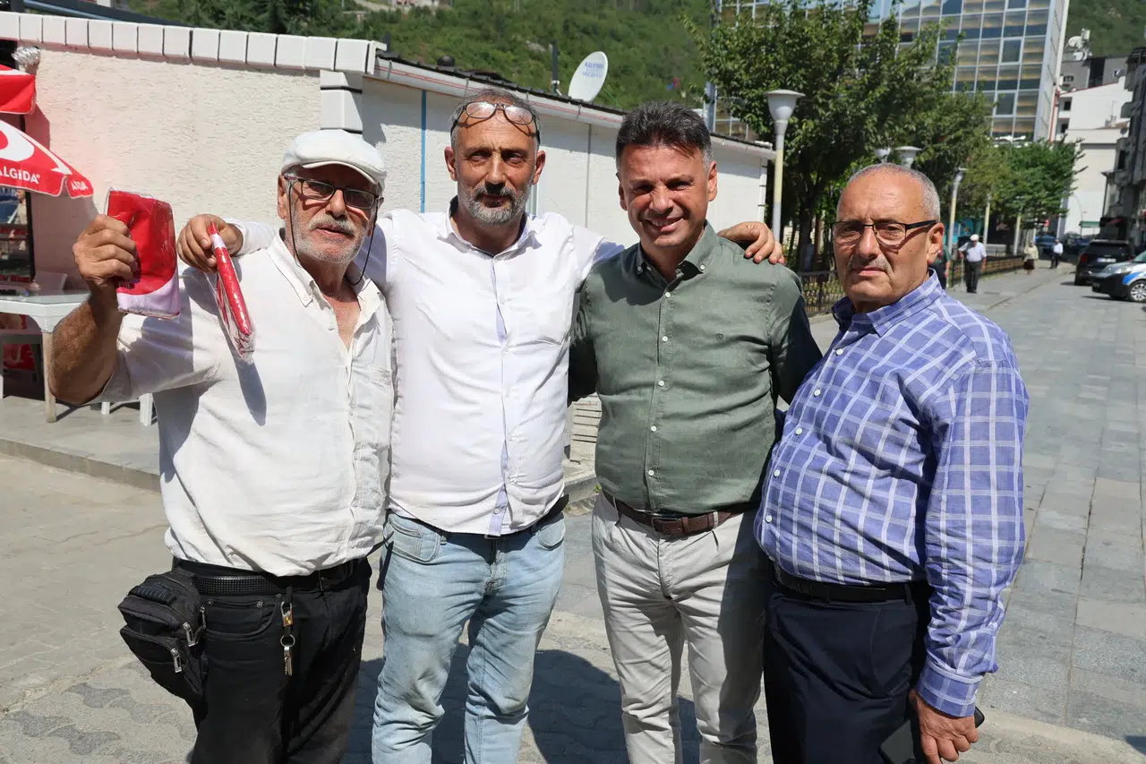 Maçka Belediyesi, esnaflara bayrak takdim ederek birlik ve dayanışma ruhunu güçlendirdi