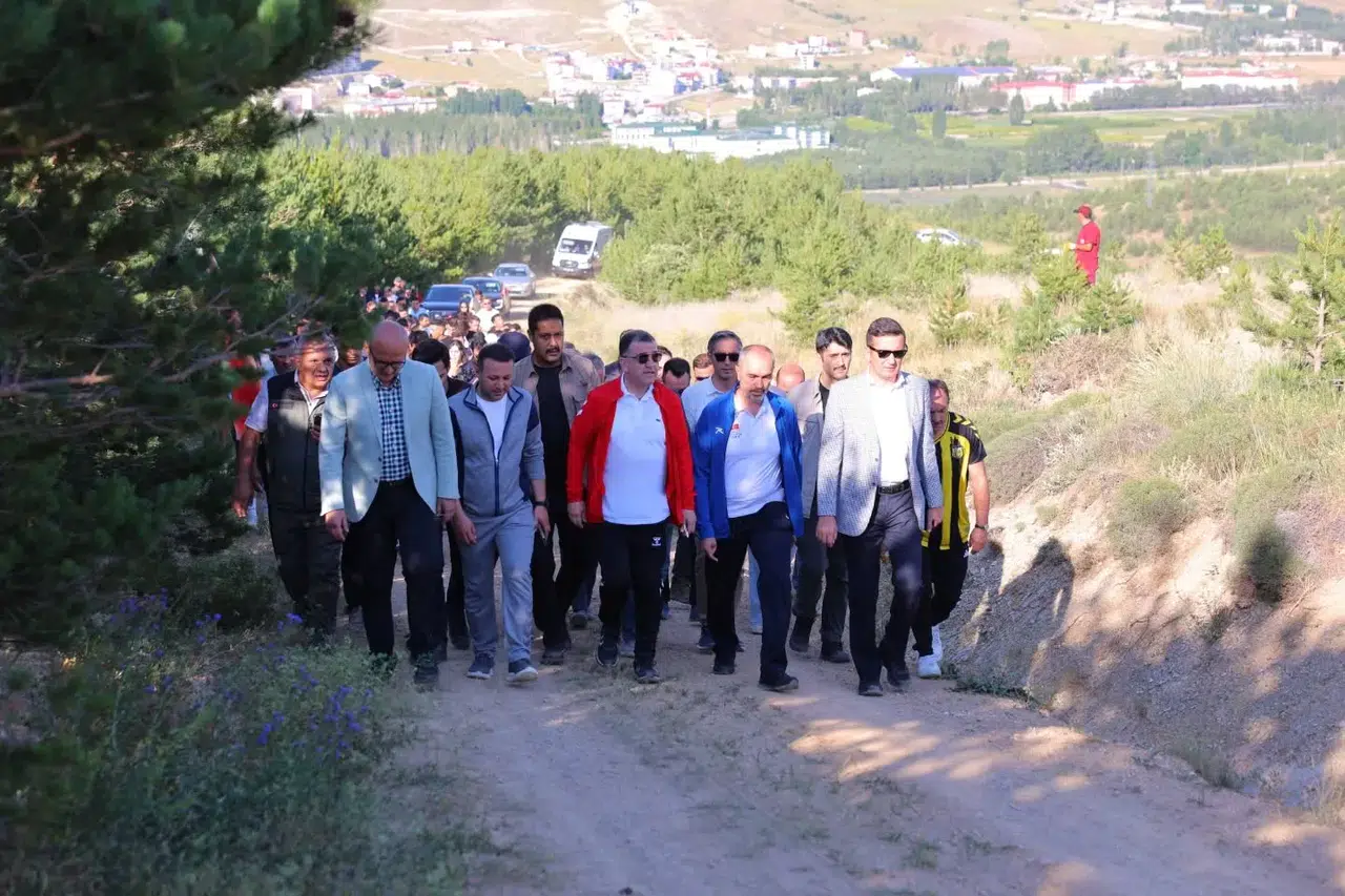 Bayburt’ta 15 Temmuz Anısına Doğa Yürüyüşü ve Fidan Dikimi