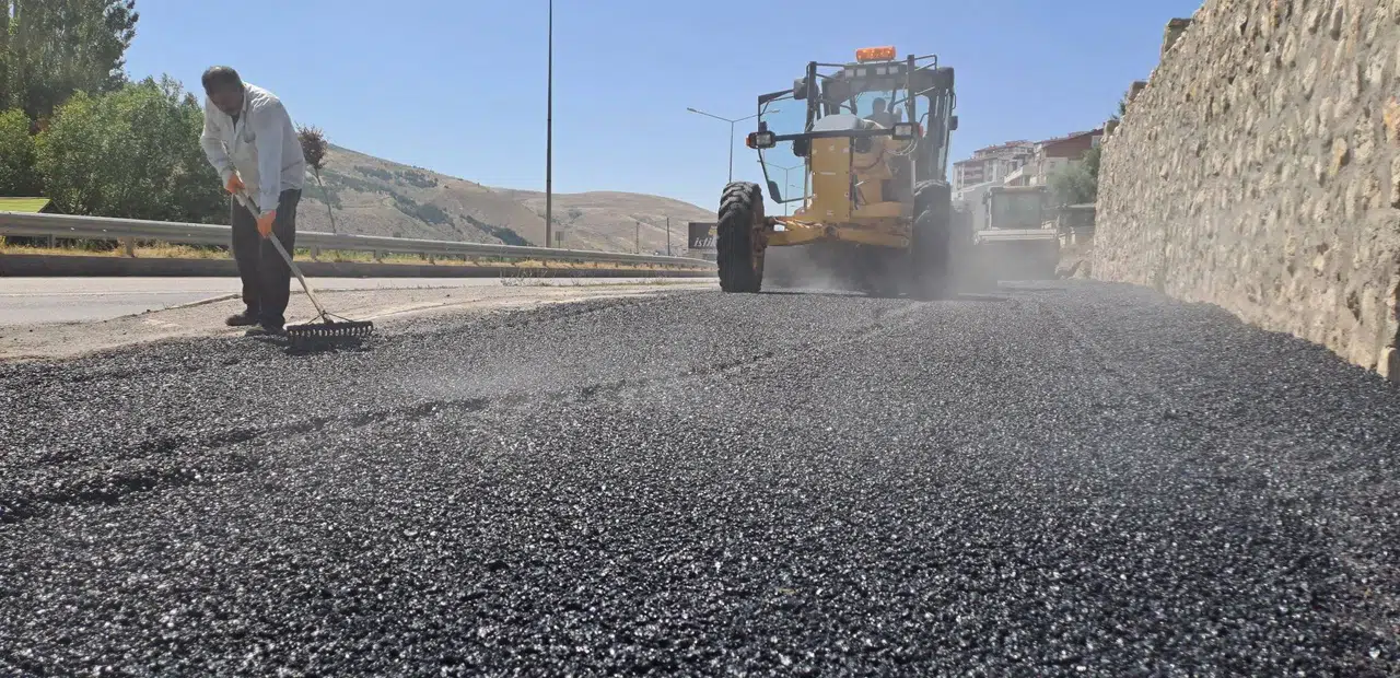 Bayburt Belediyesi'nden Zahit Mahallesi’nde Asfalt ve Kaldırım Çalışmaları