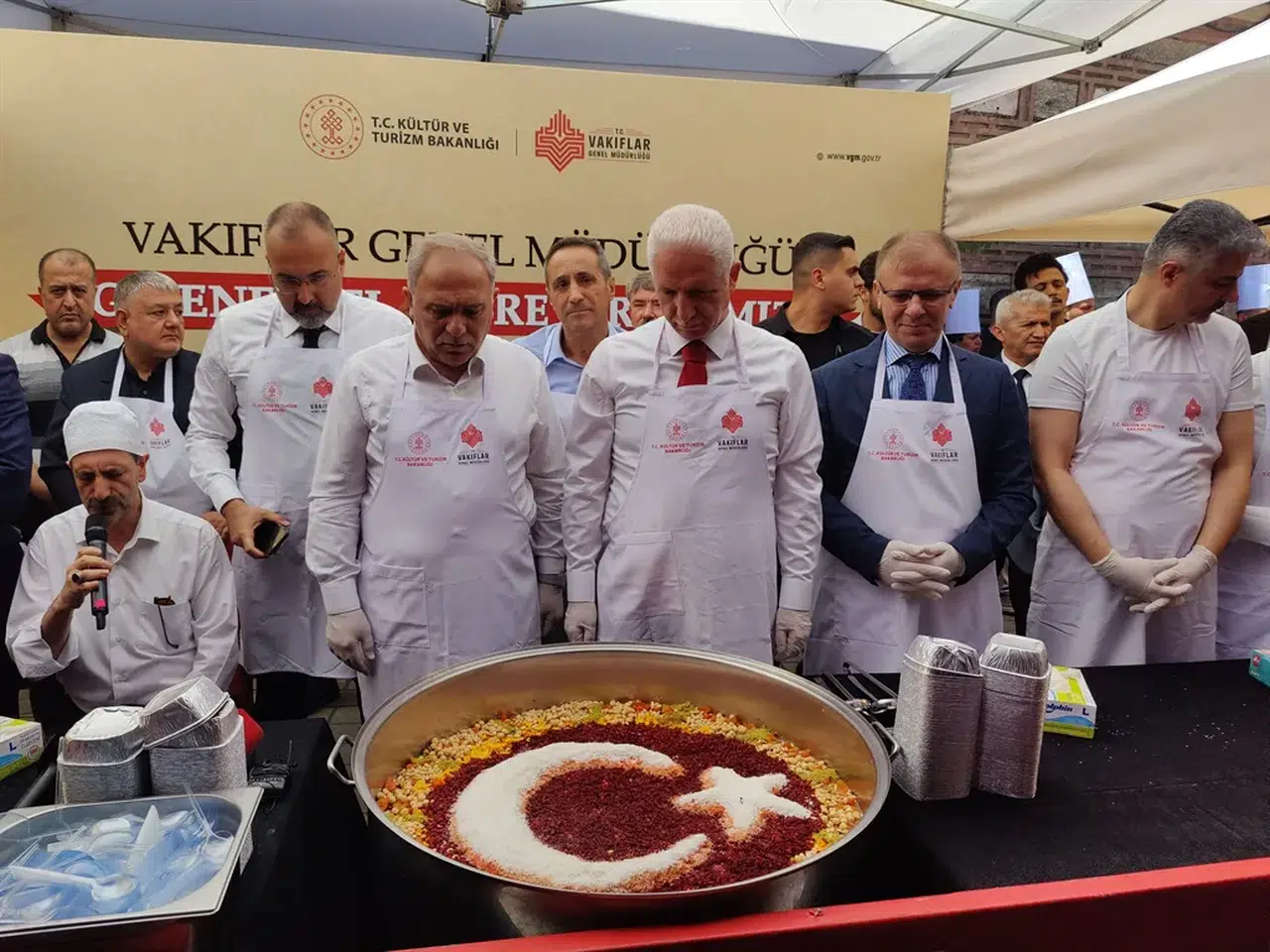 Tarihi Mısır Çarşısı'nda 20 Bin Kişiye Aşure İkramında Bulunuldu!