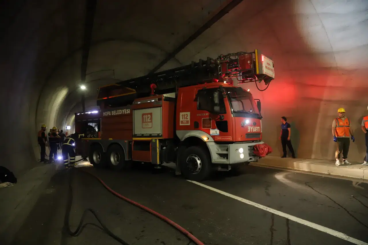 Hopa İtfaiyesi'nden Acil Durum Hazırlık Tatbikatı ile Ekiplerin Yetkinliği Artırılıyor