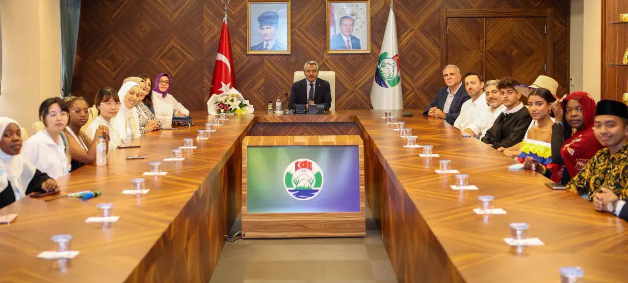 Yunus Emre Enstitüsü Yaz Okulu Öğrencilerinden Rize Valisi İhsan Selim Baydaş’a Ziyaret