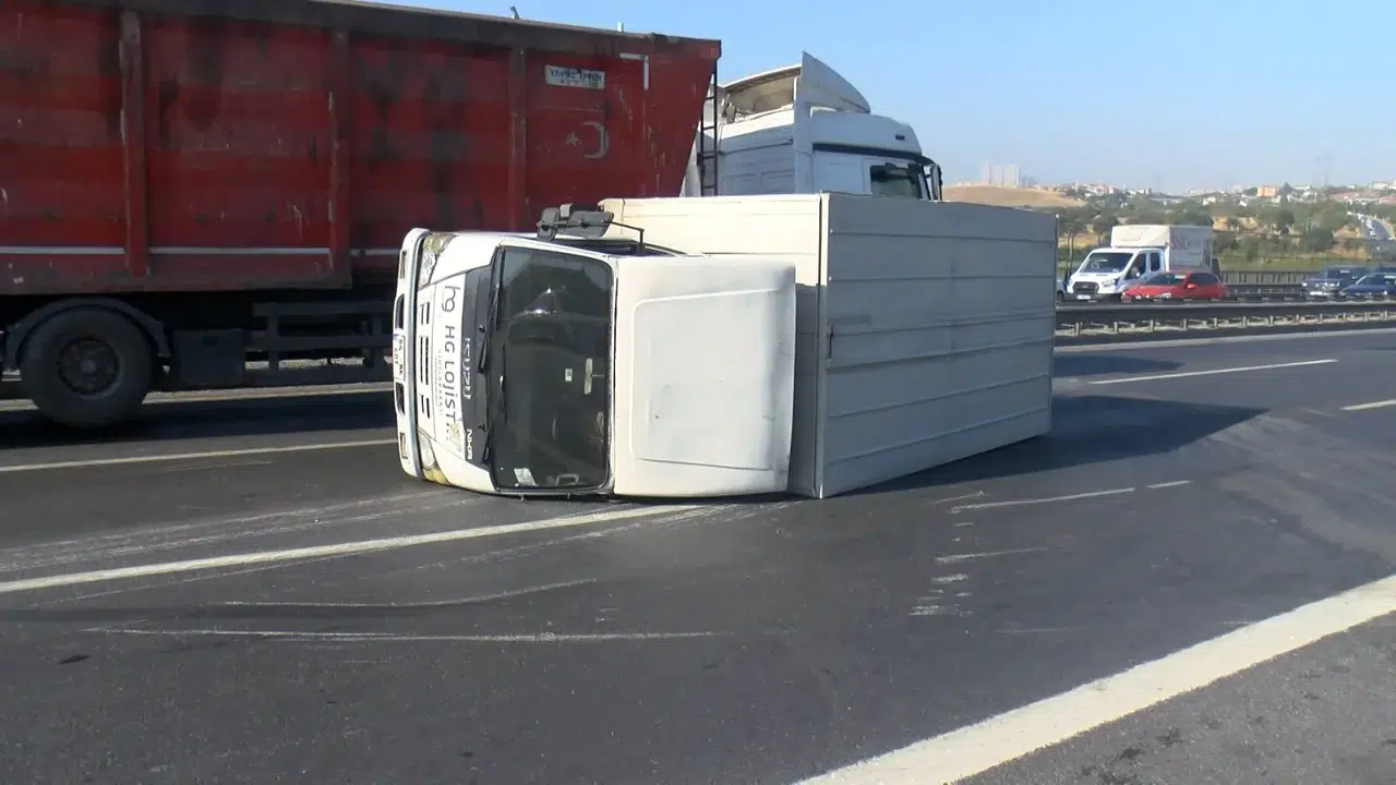 Başakşehir TEM Otoyolu'nda Kamyonet Devrildi Trafik Kilitlendi!