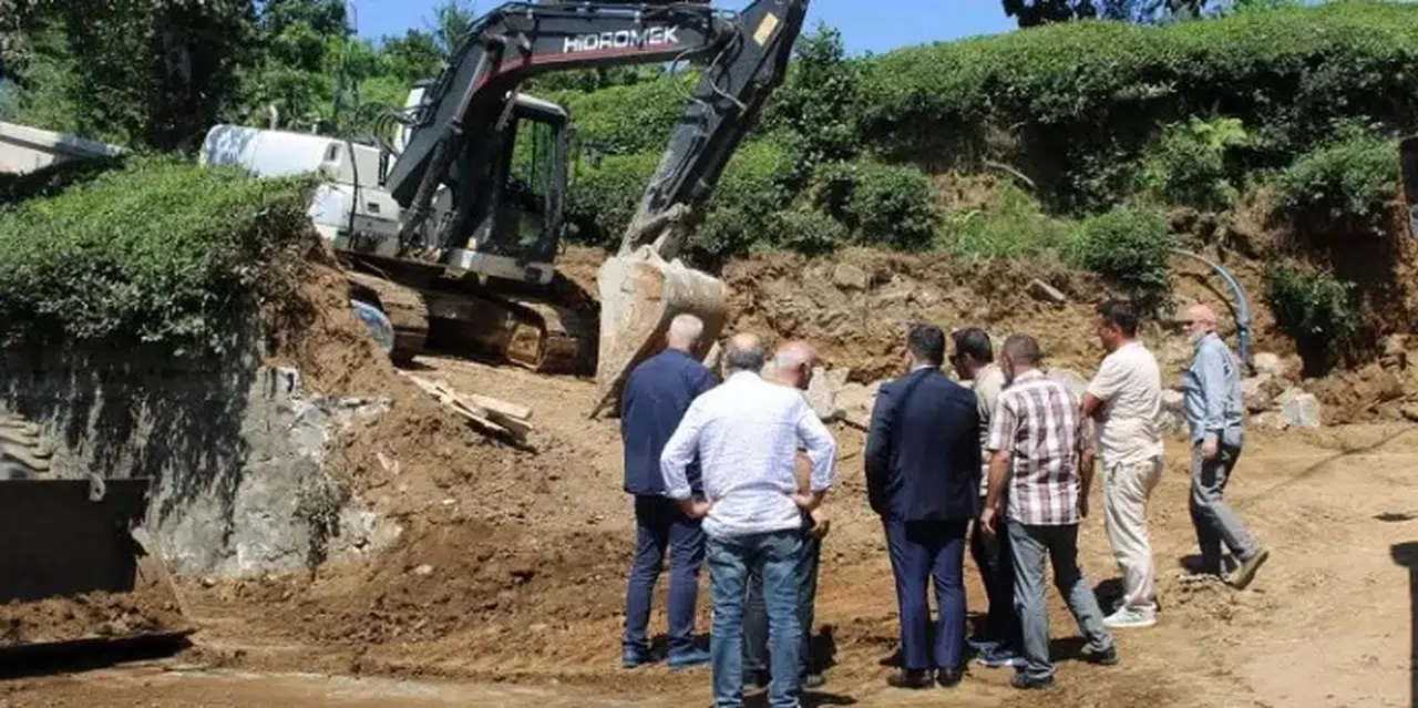 İyidere’nin Köylerinde Altyapı ve Yol Çalışmaları Devam Ediyor