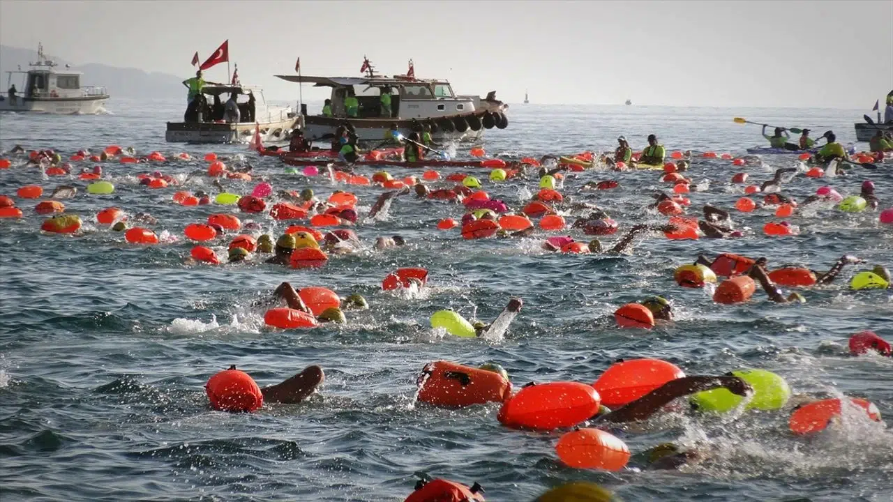 Boğazda Zafer Bayramı Kutlaması: Yüzme Yarışıyla Coşku Dorukta!