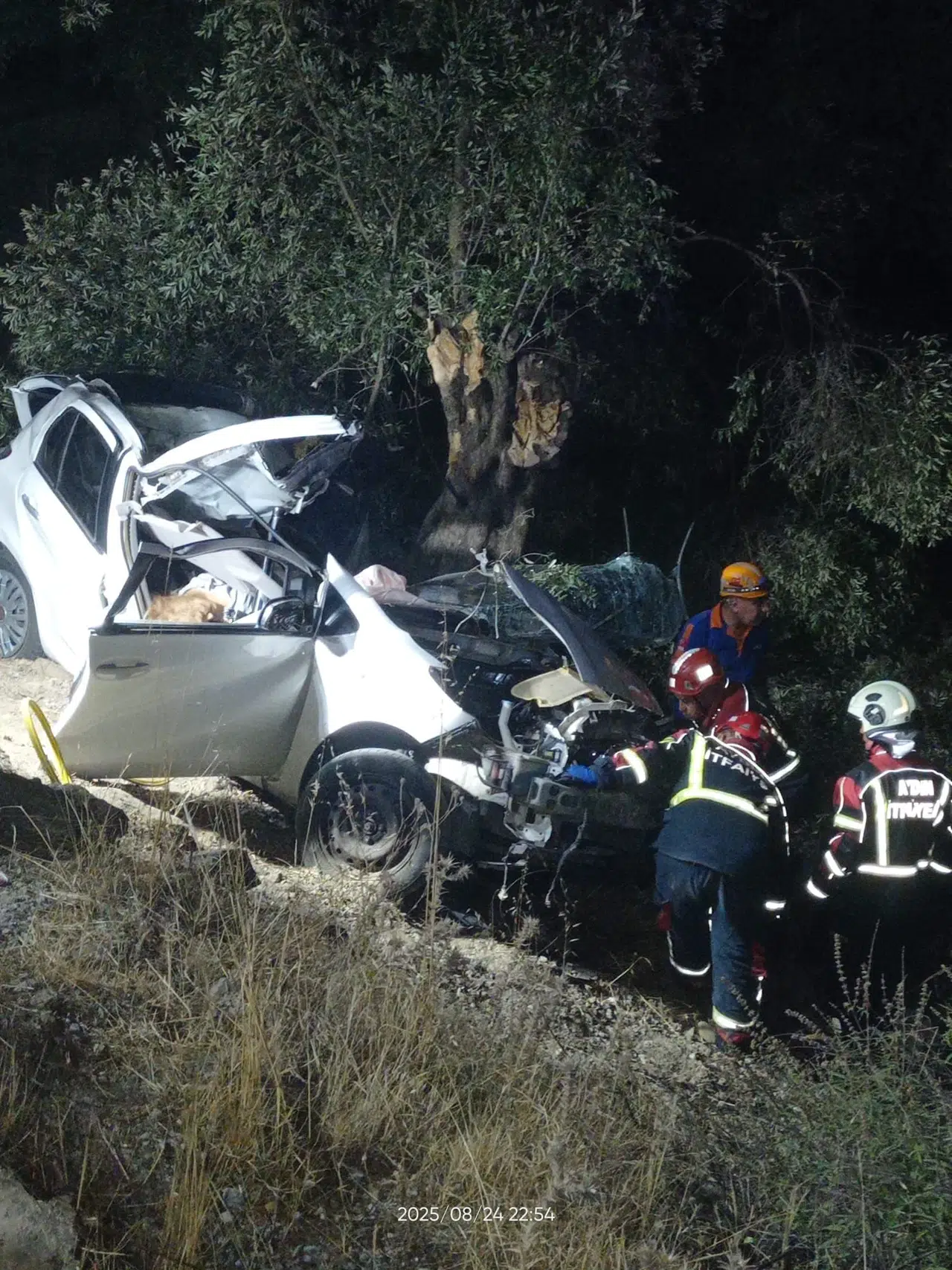 Zeytin bahçesine savrulan otomobildeki kaza: 2 ölü, 1 ağır yaralı