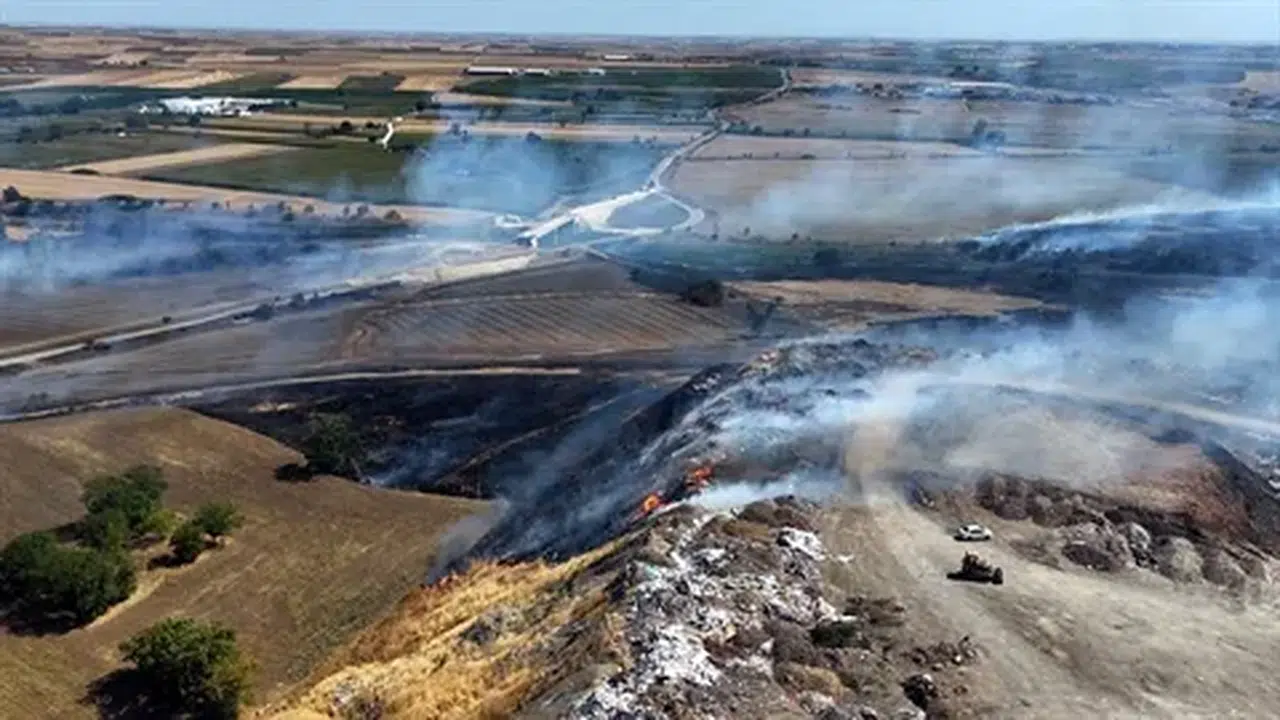 Lüleburgaz'da anız yangını; TEM ve D-100 kara yolu trafiğe kapatıldı, yangın kontrol altına alındı