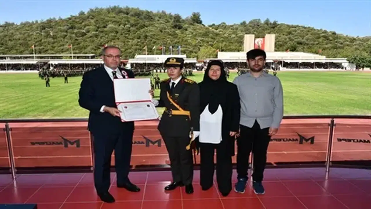 Elif Nur Halisdemir, babasının mirasını sürdürerek teğmenlik diplomasını aldı