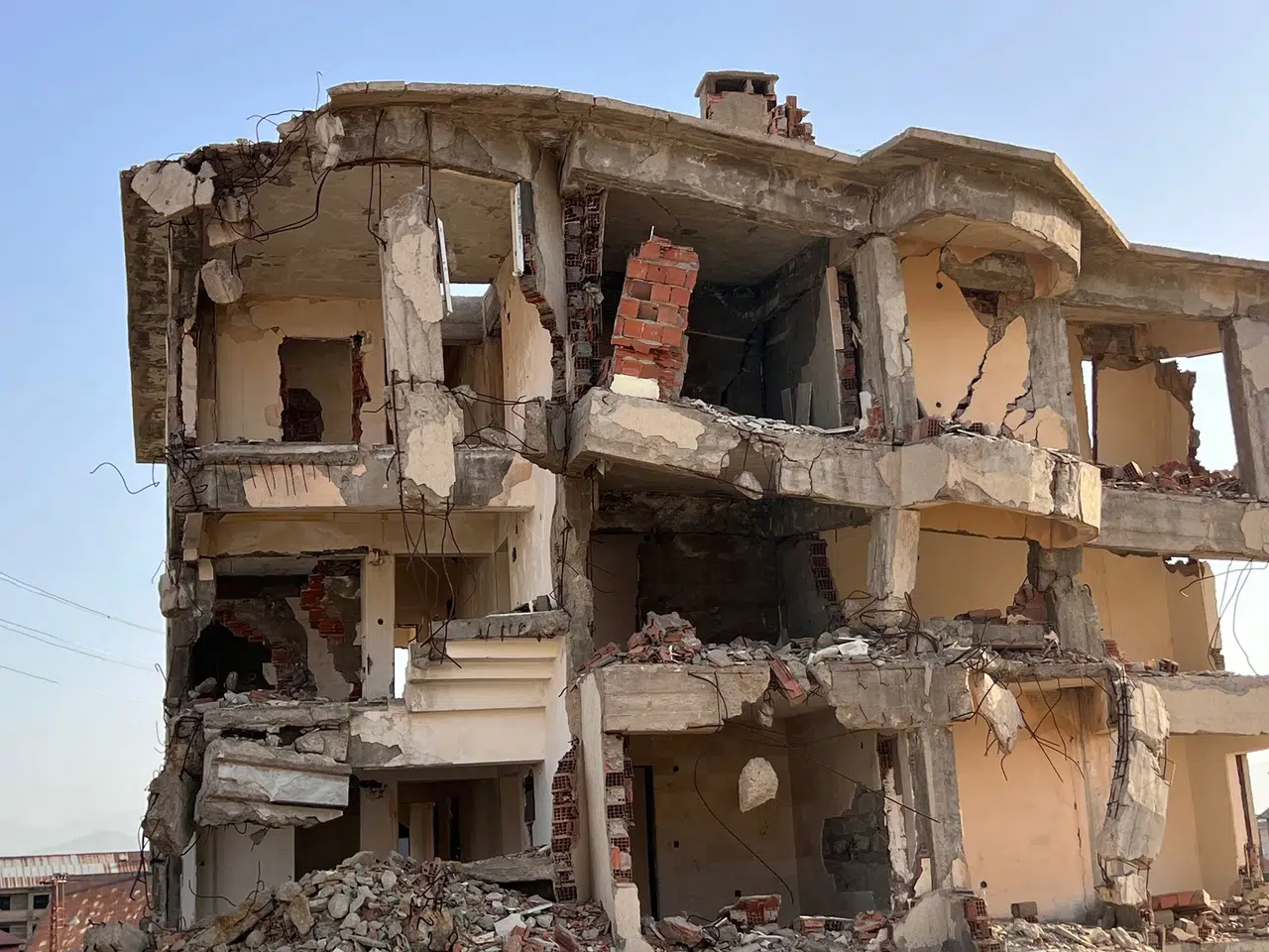 Mahalledeki Çökme Tehlikesiyle Karşı Karşıya Olan 3 Katlı Bina, Halkı Endişelendiriyor