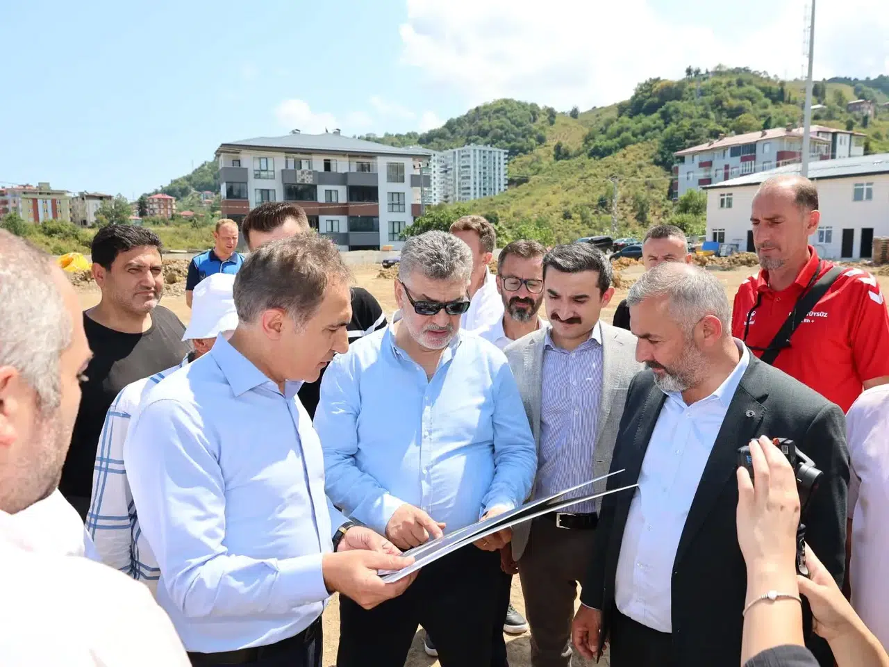 Arsin’de Stadyum ve Kapalı Spor Salonu İnşaatı Yerinde İncelendi