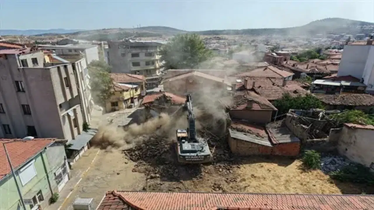 Sındırgı'daki depremde yıkım süreci devam ediyor, gözaltılar ve kurtarma çalışmaları sürmekte