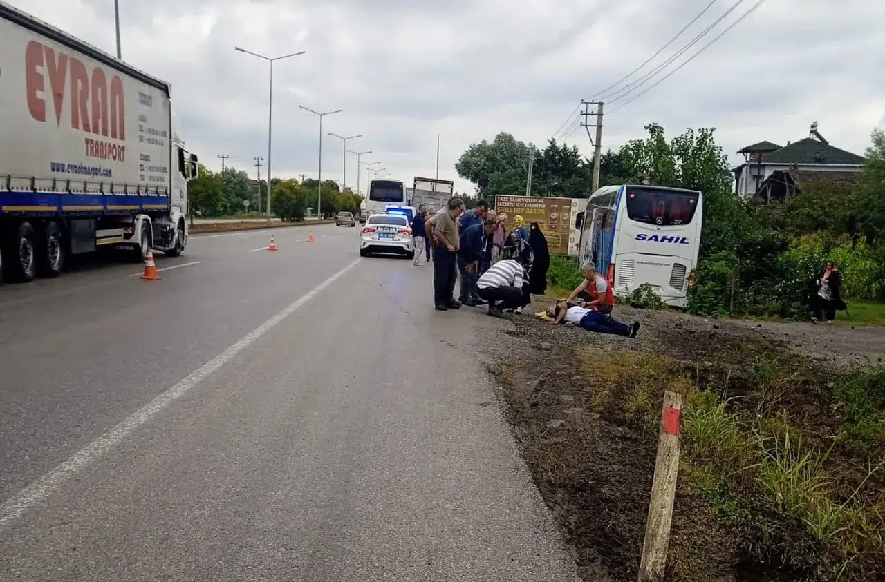 Otobüs kazasında bir kişi hayatını kaybetti, bir kişi yaralandı