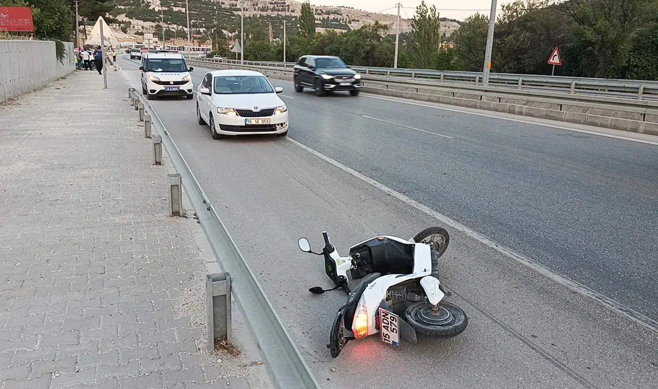 Burdur'da motosiklet-minibüs çarpışması: Sürücü hastaneye kaldırıldı