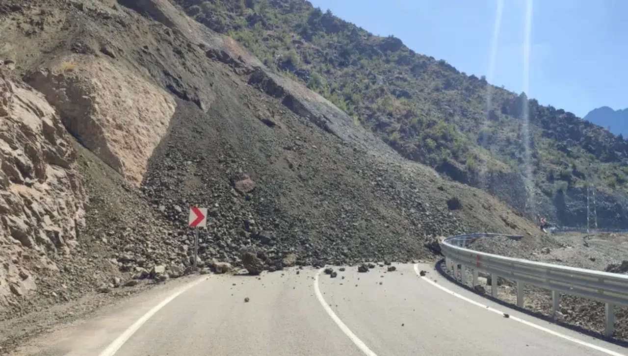 Artvin’de heyelan anı kamerada