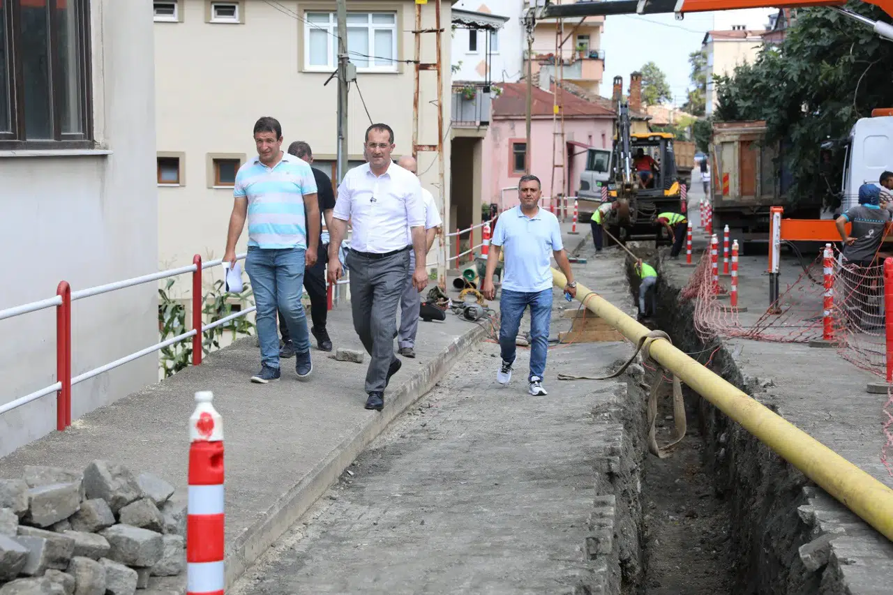 Akçaabat’ta Doğalgaz Altyapı Çalışmaları Ortamahalle Camii Sokak’ta Devam Ediyor