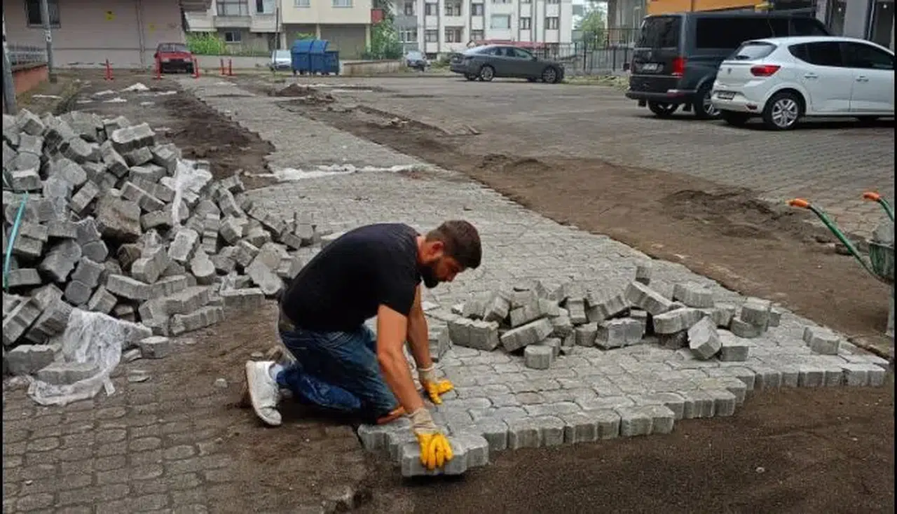 Beşikdüzü’nde doğalgaz çalışmaları sonrası parke yenileme çalışmaları sürüyor