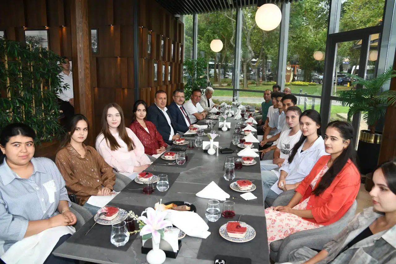 Trabzon'da Tıp Öğrencileri ile Buluşan Başkan Genç, Kardeş Şehir İlişkilerini Güçlendiriyor