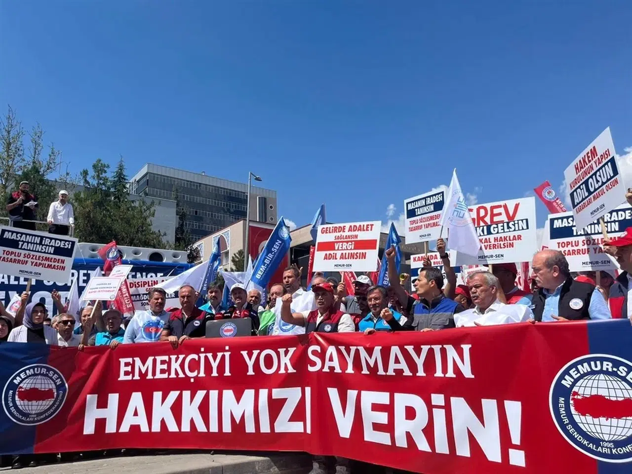 Memur-Sen, Hazine ve Maliye Bakanlığı önünde basın toplantısı düzenledi!