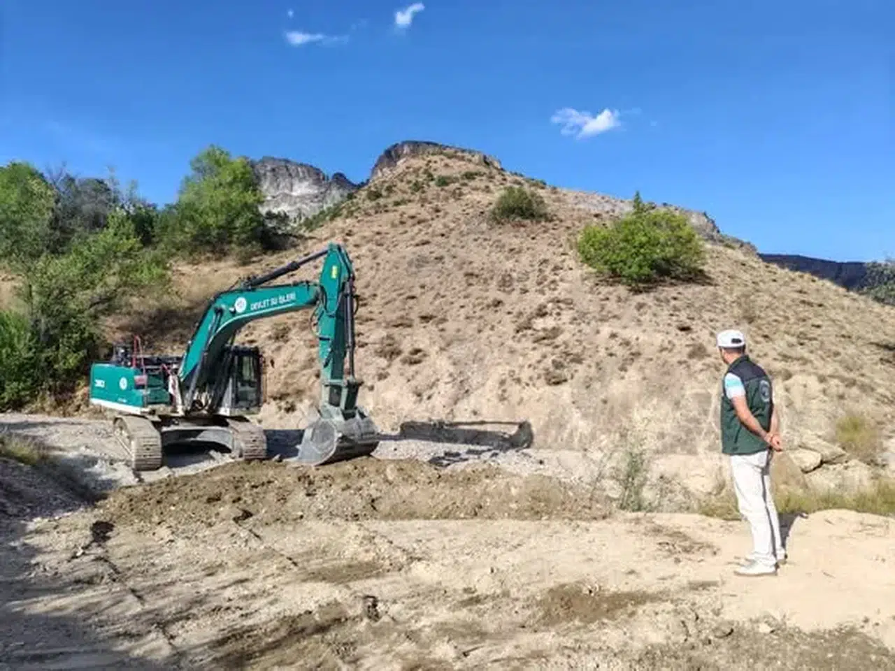 Gümüşhane’de Dere Yatağı ve Bent Temizlik Çalışmaları Sürüyor